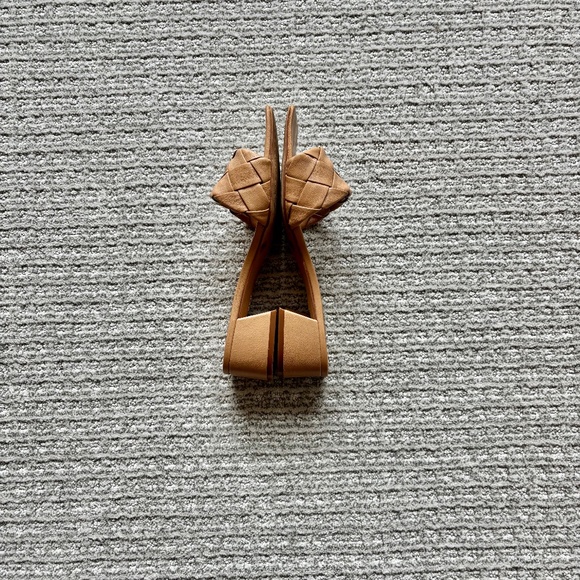 Vince Camuto Beige woven mules, size 7 - Picture 3 of 6